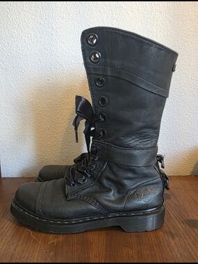 Dr. MARTENS TRIUMPH BOOT 7 ARMY GREEN/FLORAL